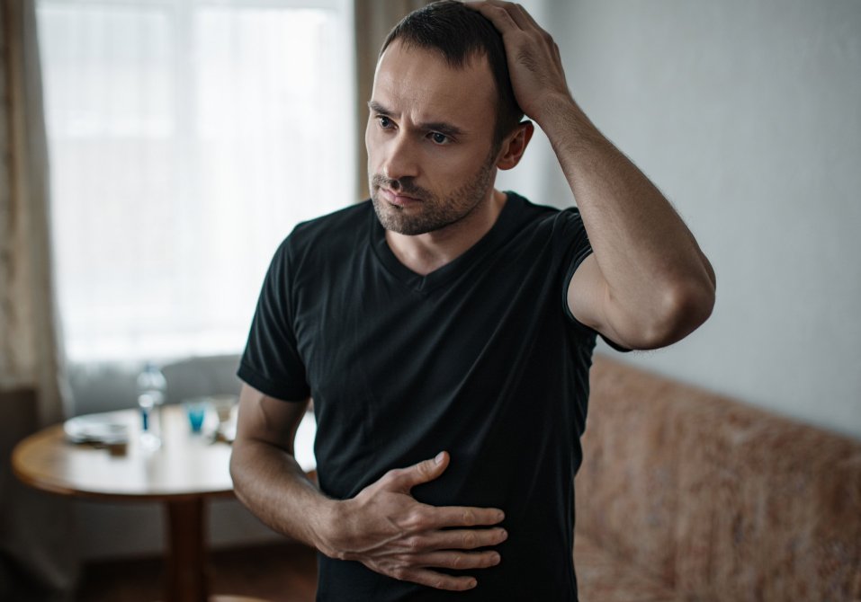 Мужчина испытывает симптомы передозировки